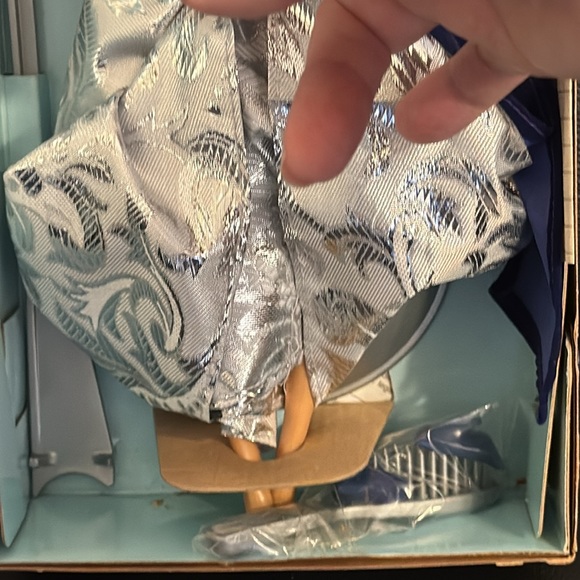 1995 An Avon Exclusive Special Edition Winter Velvet First in series Barbie - Picture 3 of 7